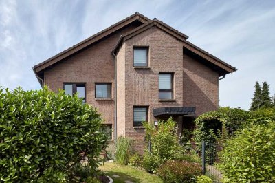 D-Nord: Geräumige 2-Zi-Wohnung. Wohnküche + EBK. Sonnenbalkon. Grün + ruhig in 2-Fam-Haus.