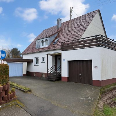 Ein- bis Zweifamilienhaus mit zwei Garagen und großem Garten in bester Lage (Sackgasse) von Böbingen
