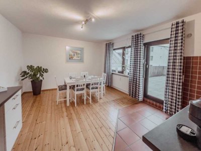 KOMPLETT MÖBILIERTE 3 ZKB-DG-WOHNUNG MIT DACHTERRASSE IN ZENTRALER INNENSTADTLAGE (FUßGÄNGERZONE)