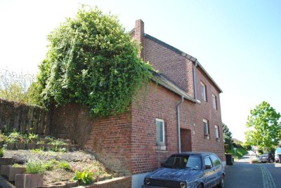Alles vorhanden "gemütlich, renoviert, ausbaufähig und großzügige Gartenanlage"