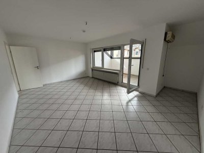 Ab sofort! Renovierte 2 Zimmerwohnung mit 2 Balkone in zentraler Lage von WI-Biebrich!