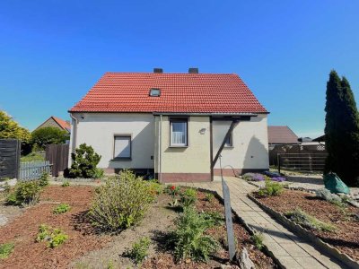 Ein Zuhause für die ganze Familie: Freistehendes Haus mit Garten und Garage in ruhiger Lage