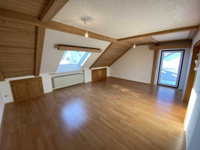 Sehr schöne 3 Zimmer DG Wohnung in bester Lage in Heroldsberg