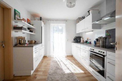 Großzügige, helle 4 Zimmer Wohnung mit 2 Carports