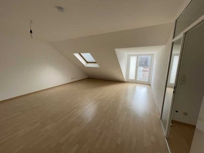 Lichtdurchflutete 2-Zimmer-DG-Wohnung mit sanierten Bädern, Balkon und  Einbauküche in Kaarst