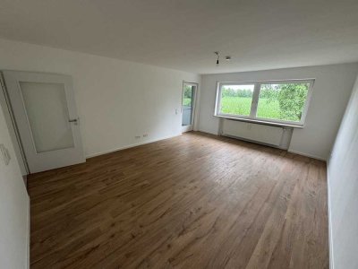 Modernisierte 4-Zimmer-Wohnung mit Balkon und EBK in Poing