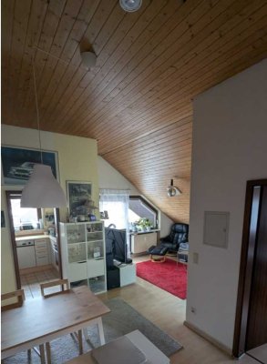 Gepflegte 2-Zimmer-Dachgeschosswohnung mit EBK in Benningen am Neckar