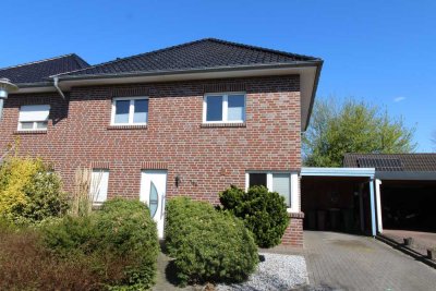 Junge Doppelhaushälfte mit Carport