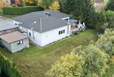 Moderner Bungalow in idyllischer Lage – mit Doppelgarage, Garten & Pool!