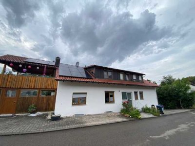 Sonnige 3,5 Zimmerwohnung mit Stellplatz, frisch und aufwendig renoviert