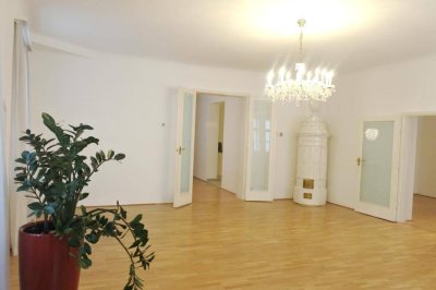 Charismatisches Wiener Altbauflair, exklusive Lage! WOHNETAGE mit Pawlatsche !