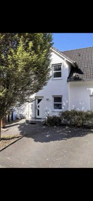 Roßbach/Wied: Gemütliche 3ZKB-Wohnung mit EBK, Balkon und Autostellplatz in ruhiger Lage