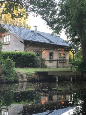 Am Ende der Straße steht ein Haus am Fluss!
