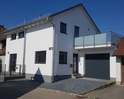 Hochwertige Doppelhaushälfte mit EBK, Garage in Bernstadt zu vermieten