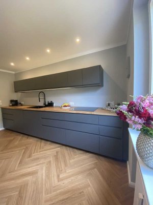 Traumhaft sanierte, ruhige und voll möblierte 2-Zimmer Wohnung mit Garage in Schwabing