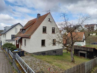 Freistehendes Haus mit wunderschönem Garten