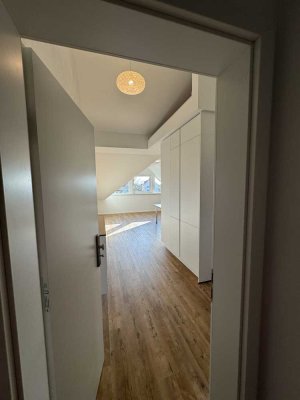 Erstbezug mit Einbauküche: Stilvolle 2-Raum-Dachgeschosswohnung mit geh. Innenausstattung