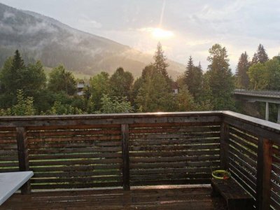 Eigentumswohnung mit großer westseitiger Terrasse und ostseitigem Balkon, Garten, Garage u. Parkplätze