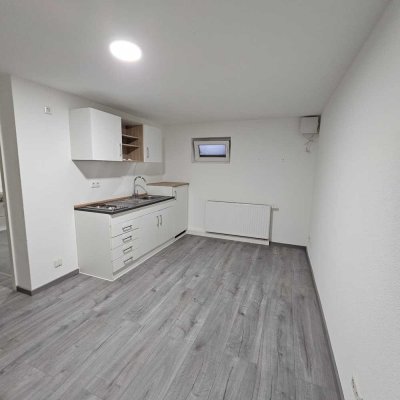 Renovierte Souterrain Wohnung mit Belüftungsanlage! Handwerker und Monteure willkommen!