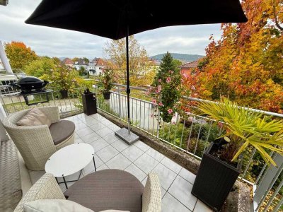 Herrliche Ausicht: Neuwertige 2 Zi-Wohnung mit Lift + schönem Balkon, Einbauküche gg.Ablöse, ab Jan.