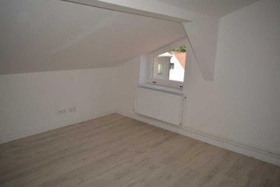 Top Dachgeschoss, Zweitezug n. Sanierung,moderne und schöne Ausstattung,Laminat,Isolierglasfenster