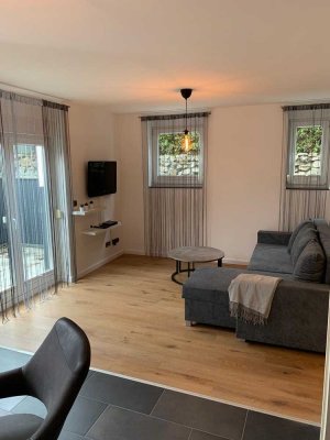 Stilvolle SINGLE-Wohnung , vollständig renovierte 2-Zimmer-Wohnung mit Terasse und EBK in Düsseldorf