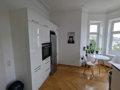 3.Zi- Luxus Altbau im Zentrum von LA inkl. 2 Garagen, Burgblick, Stuck und Fischgrätparkett