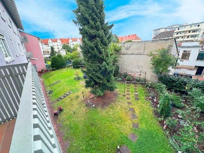 Direkteinzug: Modernisierte Stadtwohnung und Balkon mit Extra-Raum im DG sowie Gemeinschaftsgarten