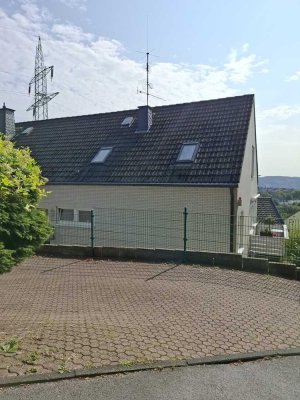 Helle 1,5 Zi.-Dachgeschoss Wohnung mit Garage in guter Lage Wuppertals