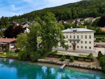 Kleine 2-Zimmer-Dachgeschosswohnung in historischem "Palazzo" mit Bademöglichkeit direkt vorm Haus
