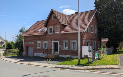 Sanierungsbedürftiges Wohnhaus mit 2 Garagen in Mistelgau / OT!