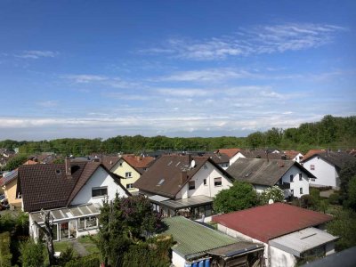 Erstbezug nach Sanierung mit Balkon: Stilvolle 2,5-Zimmer-Wohnung mit geh. Innenausstattung