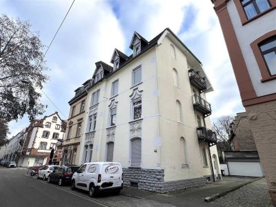 NEU! Bestens vermietete 4 ZKB-Altbauwohnung (1.OG) mit Balkon und Garage in der KA-Oststadt!