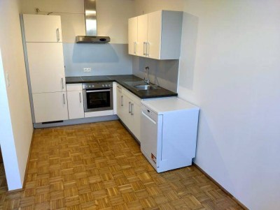 LEND: 2 ZIMMER-Wohnung im Altbau, neuwertige Küche, Klima, größeres Bad mit Wanne, extra WC, Lift