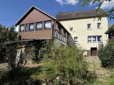 Ebertshausen: 
Haus mit Renovierungsbedarf, Garten, Hof und Doppelgarage