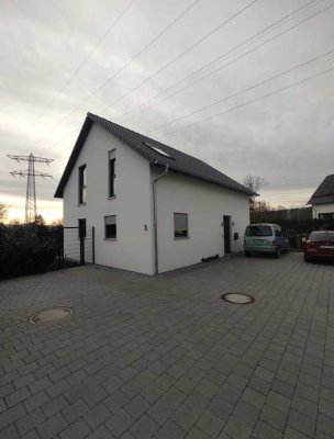 Freistehendes Einfamilienhaus mit großem Garten