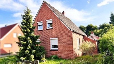 Geräumiges Einfamilienhaus mit großem Grundstück in zentraler Lage von Bunde