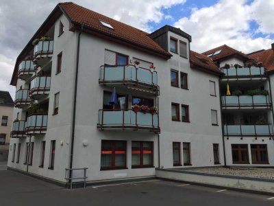 Modernisierte Wohnung mit zwei Zimmern und Balkon + Fahrstuhl + TG in Zwickau