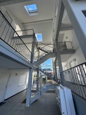 Gepflegte DG-Wohnung mit Tiefgaragenstellplatz in Wullenstetten