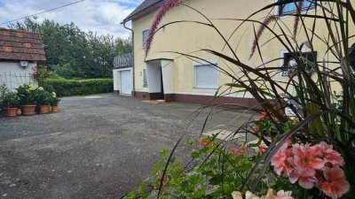 ** Geschmackvolles Zweifamilienwohnhaus - ca. 1,9ha LW-Fläche mit Wald ** unvergleichbarer Panoramablick auf Schloss Kapfenstein und das steirische Hügelland **