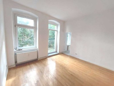 Schöne ruhige 2-Raum-Wohnung, frisch gemalert u. mit Stuck