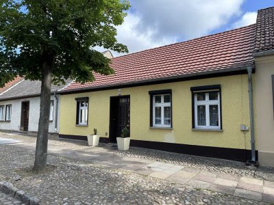 Stadthaus mit Garten, Garage und Grundstücksauffahrt