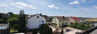 Modernisierte 4-Raum-Wohnung mit Balkon und Einbauküche in Obertraubling