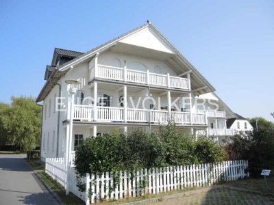 Elegante Dachgeschoss-Ferienwohnung mit Balkon & Stellplatz - strandnah im Ostseebad Nienhagen