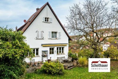 Freistehendes Wohnhaus mit über 2.400 m2 großem Grundstück in zentraler Lage