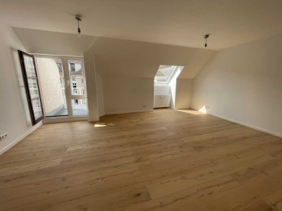Bezugsfreie, hochwertig sanierte 2-Raum-DG-Wohnung mit Balkon