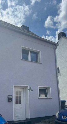 Vermietete kleine Doppelhaushälfte in ruhiger Seitenstrasse mit schönem Weitblick in VK-Ludweiler zu