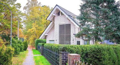 HOCHWERTIGES ARCHITEKTENHAUS 
AM WALDRAND