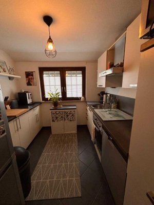 Exklusive, modernisierte 2,5-Zimmer-DG-Wohnung mit geh. Innenausstattung mit Balkon und EBK