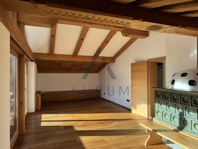 Miete: Dachgeschosswohnung mit Terrasse und Parkplätzen in Aurach